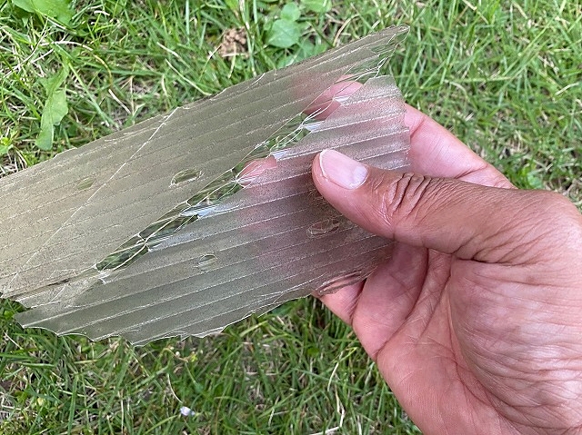 脆くすぐ割れてしまう劣化した中空板