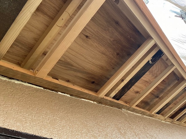 漏水により腐食した屋根の骨組み下地を補強