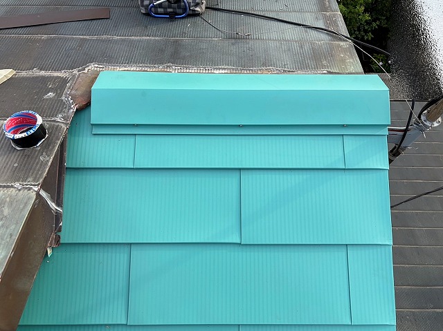 緑青色のガルバリウム鋼板で葺き替えた棟違い屋根