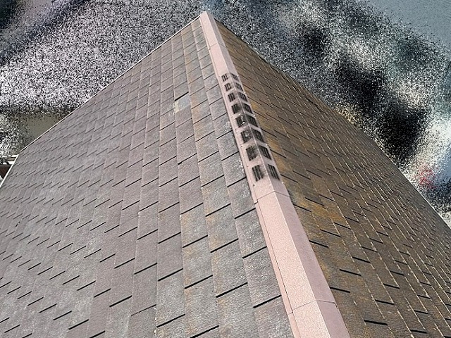 カバー工法前のスレート屋根の換気棟