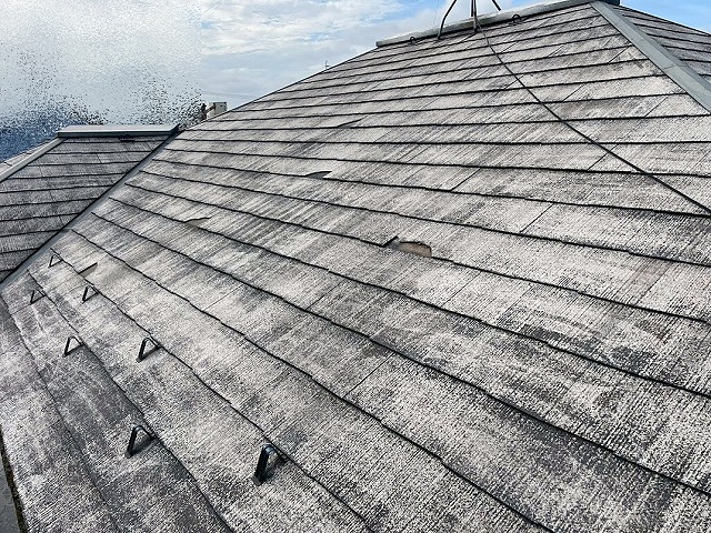 高圧洗浄で30年分の汚れが綺麗に落とされたスレート屋根