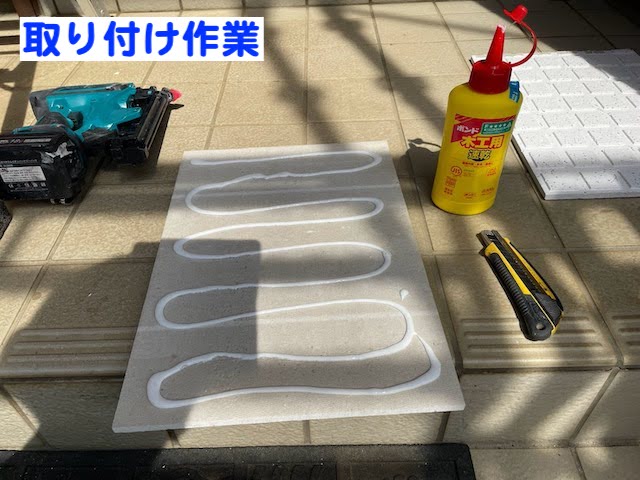 ひたちなか市　脱落した軒天張り替え　新しい軒天ボード取り付け作業の写真