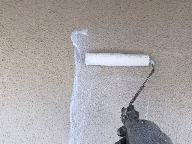 水性ミラクシーラーエコを下塗り中