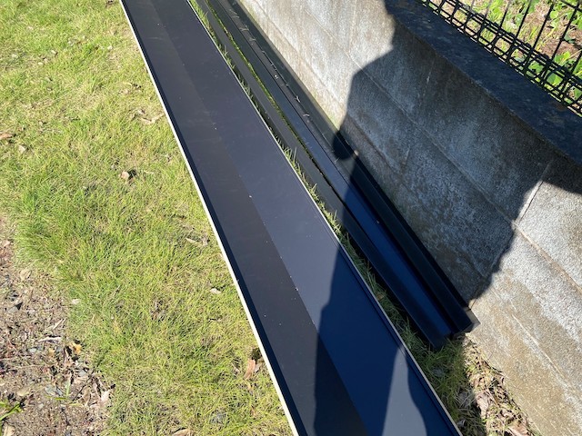 ガルバリウム鋼板性の谷板金に交換