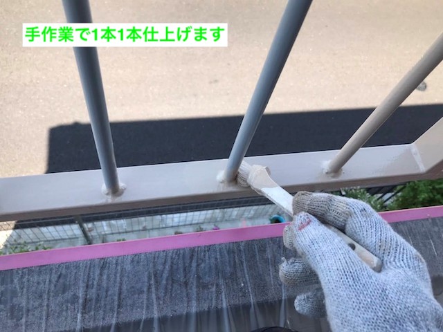 刷毛で手摺格子を塗布