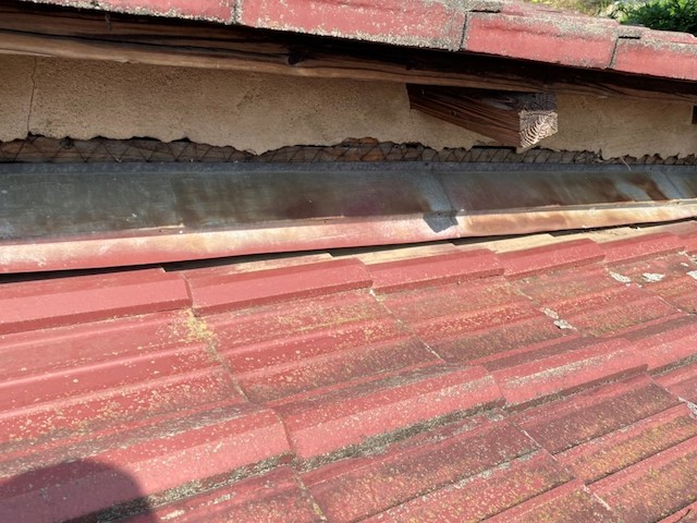 棟違い部の壁漆喰崩れ