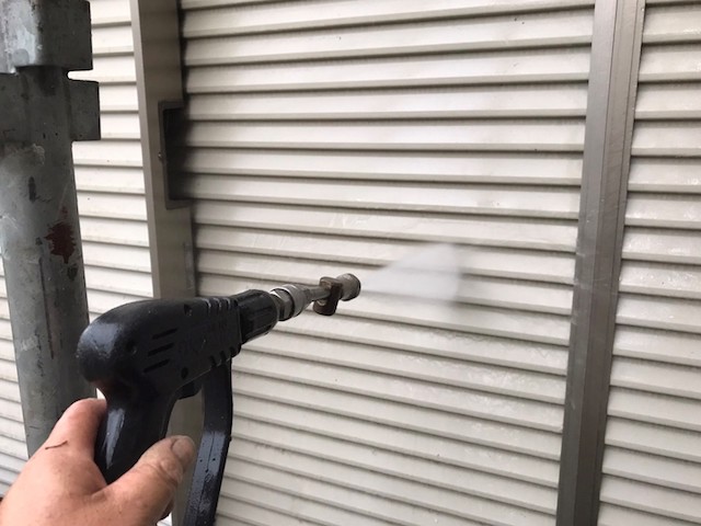 ひたちなか市雨戸洗浄中