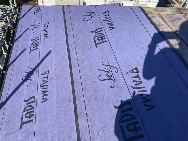 剥離紙を剥がし粘着式防水紙を敷設