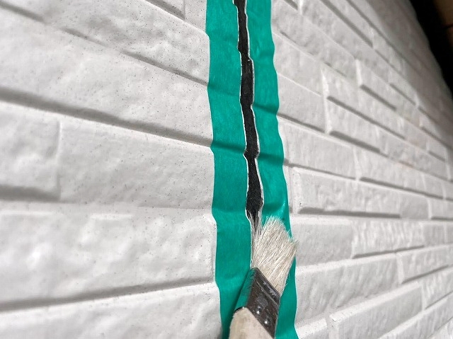 サイディングの目地にプライマー塗布