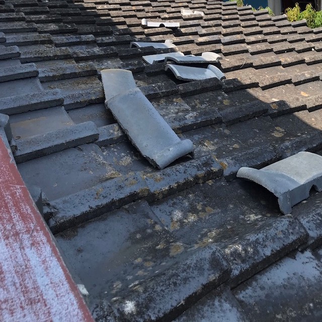 葺き止め瓦が複数脱落している