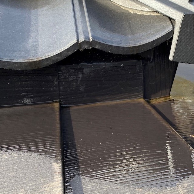 浸水口を黒い防水テープで緊急的に処置