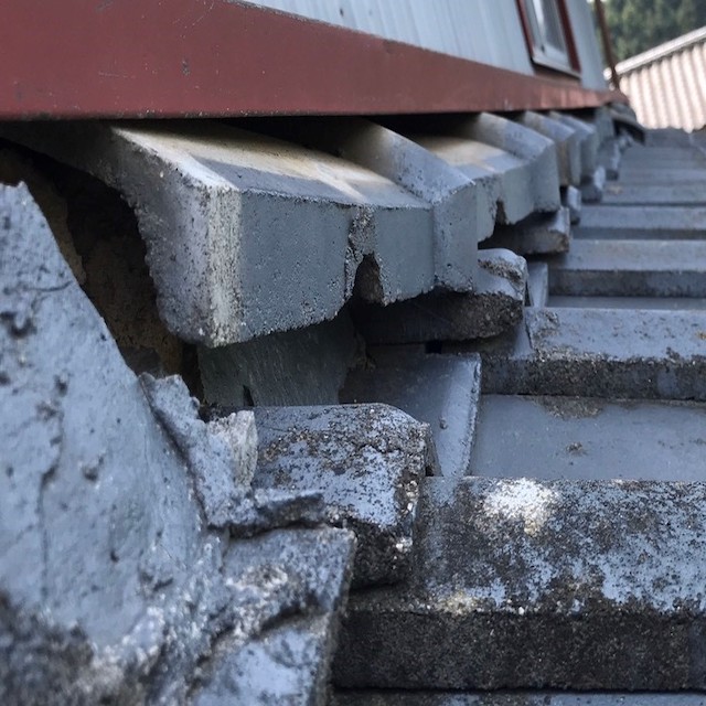 葺き止めがガタガタに崩れている