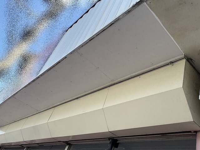 新しいケイカル板に張り替えられた雨漏りで破損した軒天