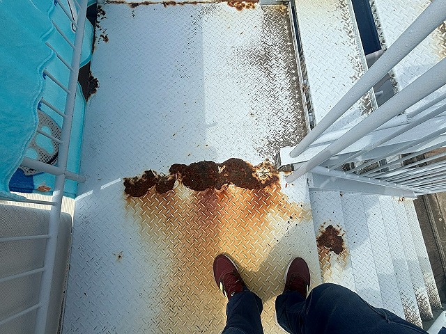 日立市の4階建てアパートの錆でボロボロになった鉄骨階段