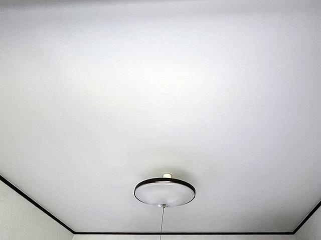 パテ処理を施した天井ボードにクロスを貼って仕上げ