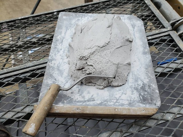 鏝台に漆喰をのせてある光景