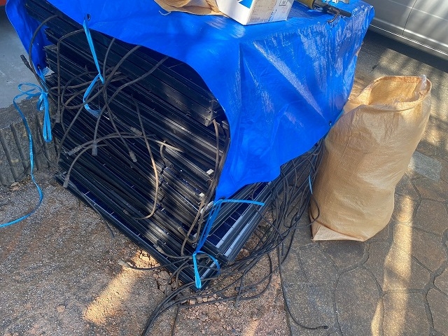 庭先に降ろされた太陽光モジュール