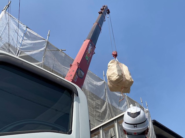 フレコンバックをユニック車で荷下げ