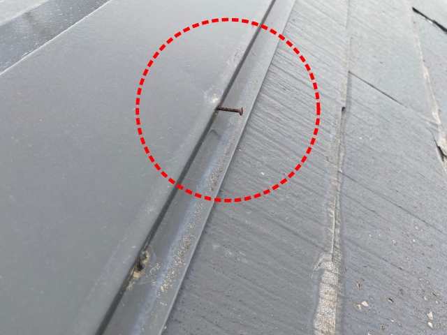 棟板金の釘が抜けかかっている