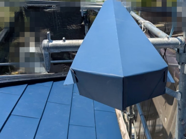 専用工具で切って曲げて折り込んだ棟板金先端部