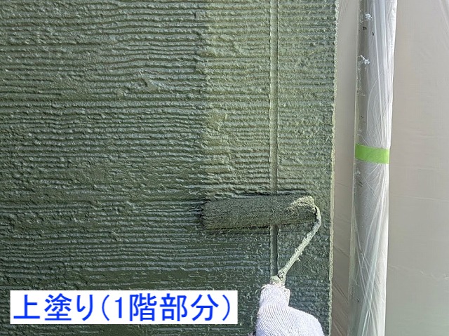 1階の外壁の上塗り作業