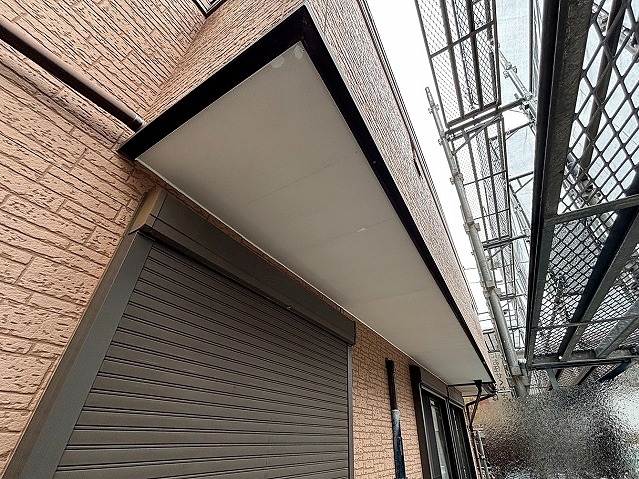 左右のドレンを独立排水できるように改善してから張り替えた軒天