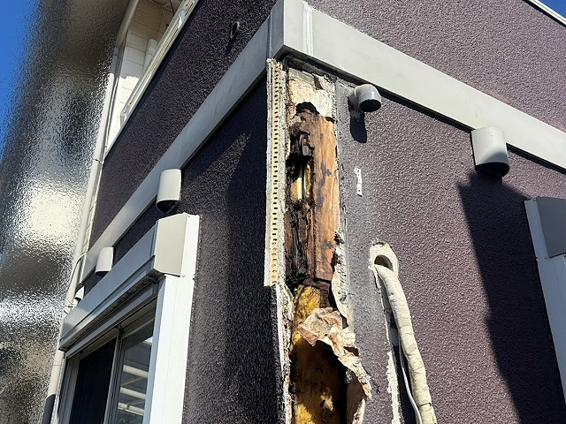 約3年にわたる雨漏りでぼろぼろに腐った外壁内の柱