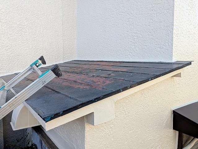 傷みが激しい施工前の霧除けの天端