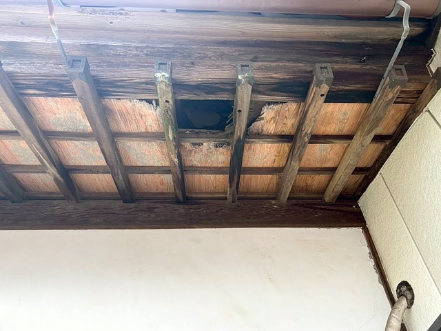 谷板金からの漏水で穴があいて損傷した化粧軒天