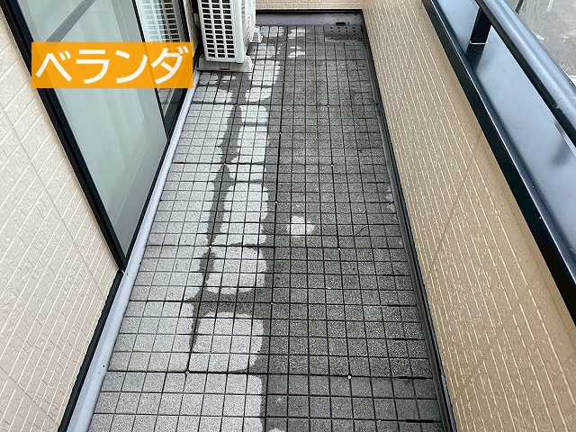 屋根洗浄のサービスの一環でベランダを洗浄