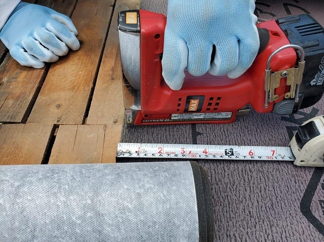 改質アスファルトルーフィングをタッカーで固定