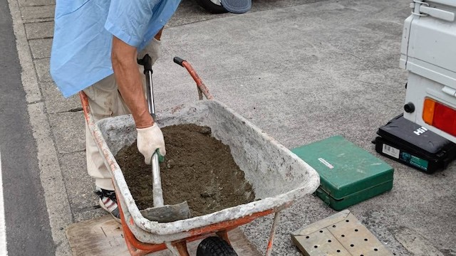 隙間を埋めるセメントはネコ車で運搬
