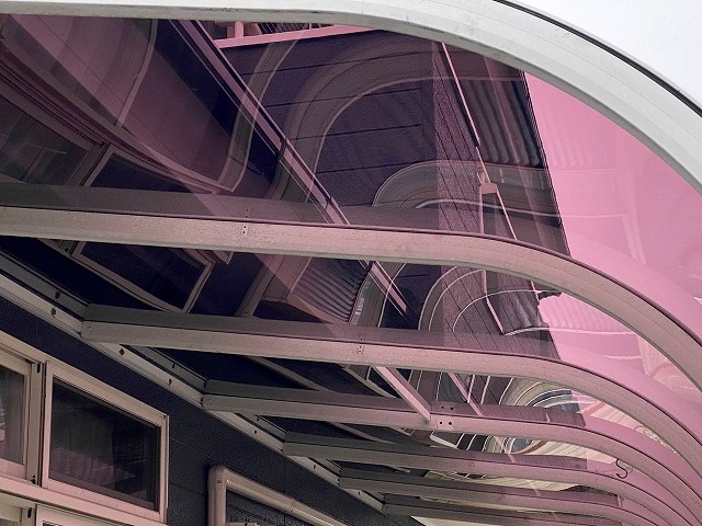 ポリカーボネート製平板パネルの取り付け中