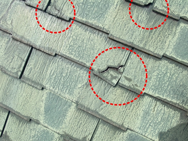 欠けやヒビ割れが無数に確認できるコロニアルスレート屋根