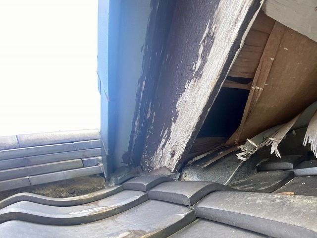雨水の侵入口と思われる軒天の大きな穴