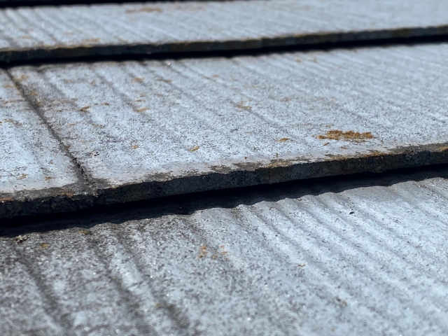 反り浮きが若干発生している石岡市のコロニアル屋根