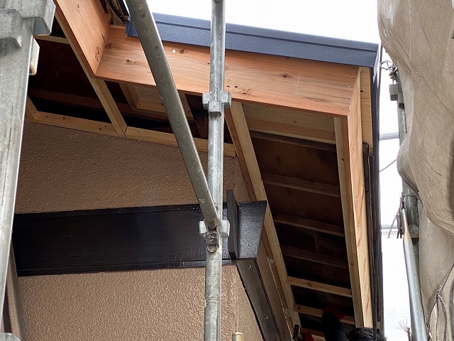 破風板も新しい木材に交換