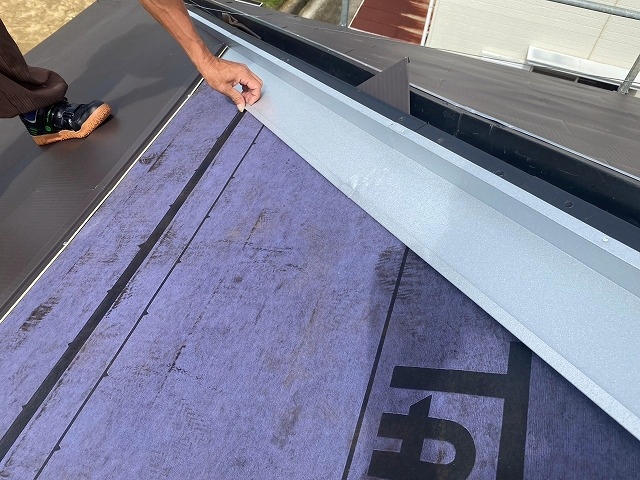 屋根カバー施工途中の隅棟