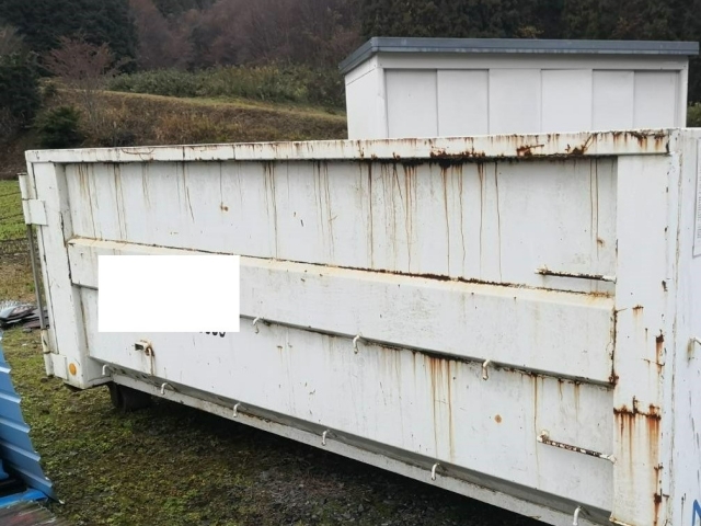 空地に用意した廃材用コンテナ