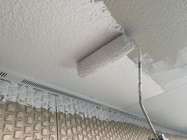 軒天下塗り作業