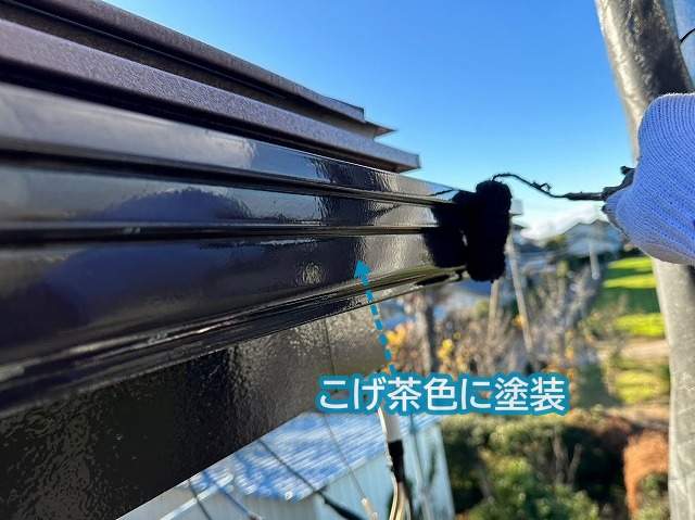 雨樋はこげ茶色の塗装