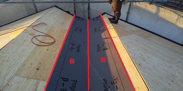 谷部のラーチ合板に二重に防水シートを貼る為に1枚目を施工