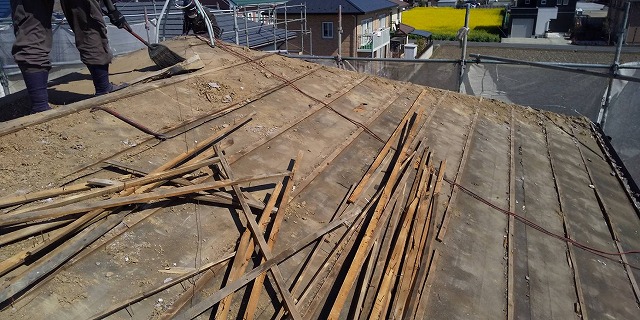 小美玉市の屋根葺き替え現場での瓦桟解体風景