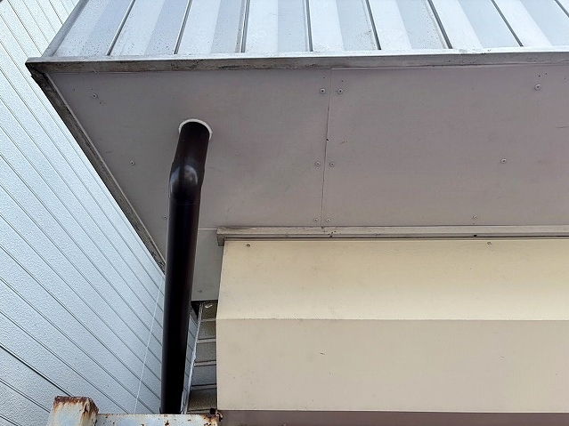 排水ドレンを取り直し竪樋を設置