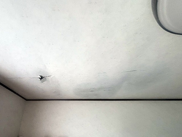 長年の雨漏りでクロスが剥がれ天井に穴があいたひたちなか市の住宅