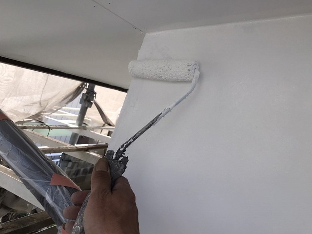 漆喰用仕上げ材ローラーで塗布