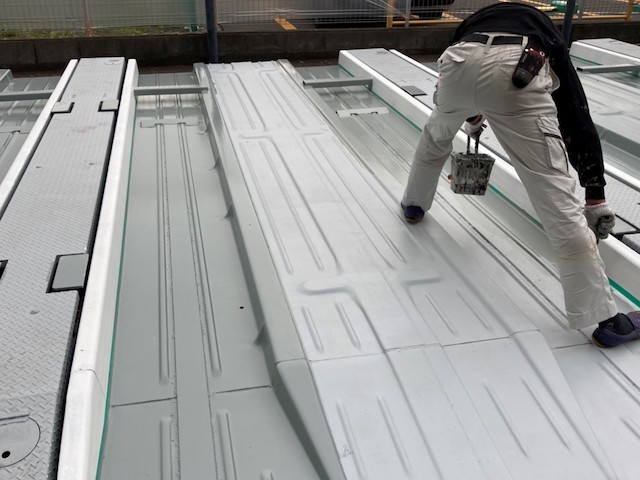 機械式駐車場に着色塗装を開始した職人