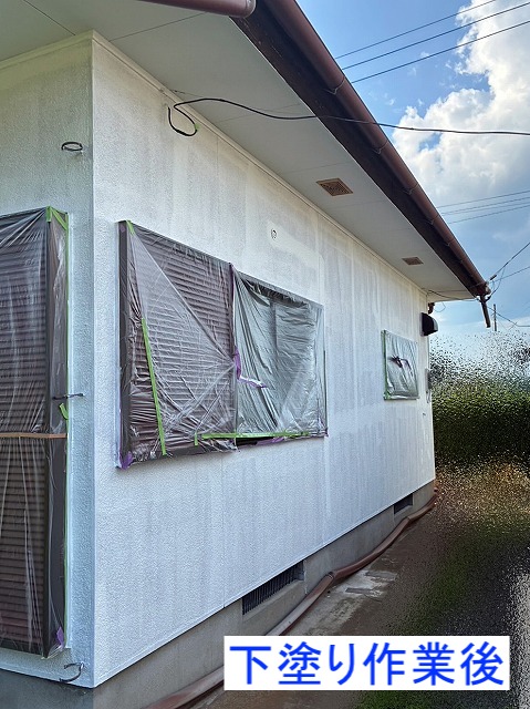 下塗り作業が終わったモルタル外壁