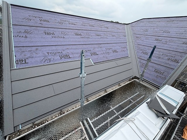 スーパーガルテクトのによる屋根カバー施工中