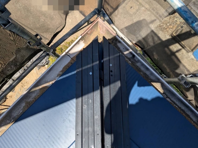 加工した棟板金を設置①